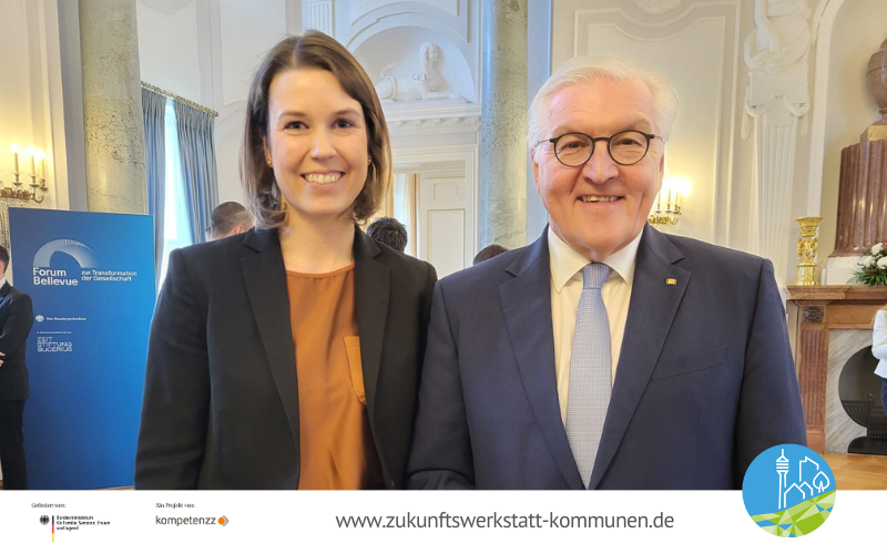 Bundespräsident Frank-Walter Steinmeier und Christiane Knirsch, Projektleiterin der Zukunftswerkstatt Kommunen (ZWK)